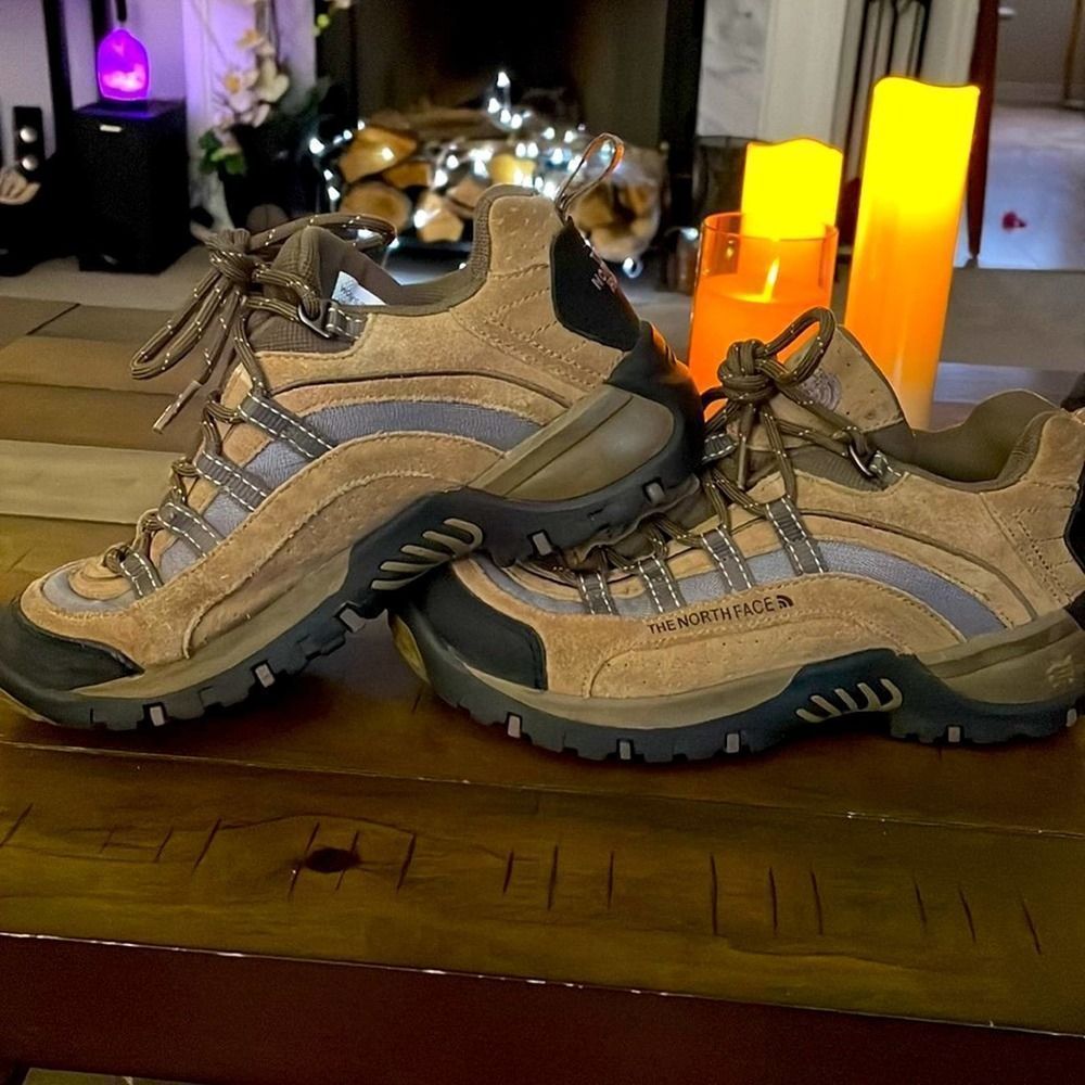 The Northface Sz 7.5 Tan lace up sneakers - Picture 6 of 7